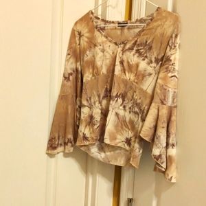 Topia W Sz. M Cream/Brown/Tan V-neck Top w. Short Bell Sleeve